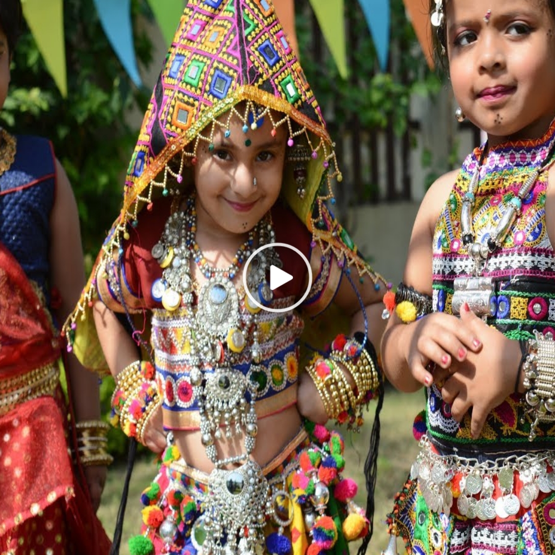 આ નાની બાળકીઓ એ ‘ કમરિયા રે તારી..’ ગીત પર કર્યા જબરદસ્ત ગરબા, જુઓ વિડિયો…