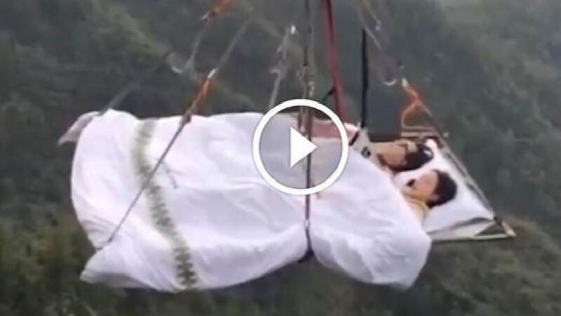 300 ફૂટની ઊંચાઈ પર હવામાં લટકતી પથારીમાં સુઈ રહ્યા છે લોકો, હિંમત હોય તો જ વિડિયો જોજો…